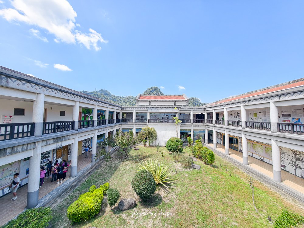 2026苗栗大湖免費親子景點｜雪霸國家公園汶水遊客中心，超大山林造景、山椒魚、台灣黑熊標本、木頭溜滑梯，雨天備案一次玩
